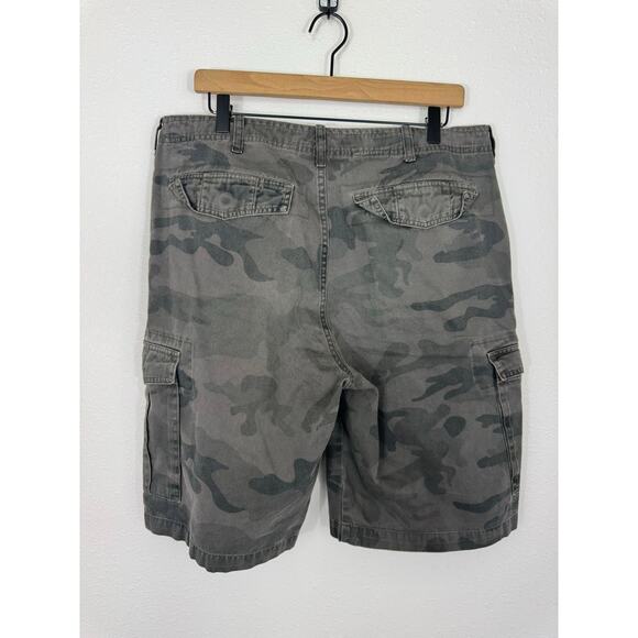 J. America Florida Gators Camo Cargo Shorts Size Large - Picture 3 of 4